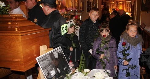 Żałobne uroczystości rozpoczęły się w kościele św. Urbana w Hecznarowicach