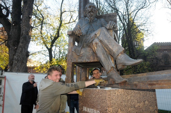 Montaż pomnika J. Matejki