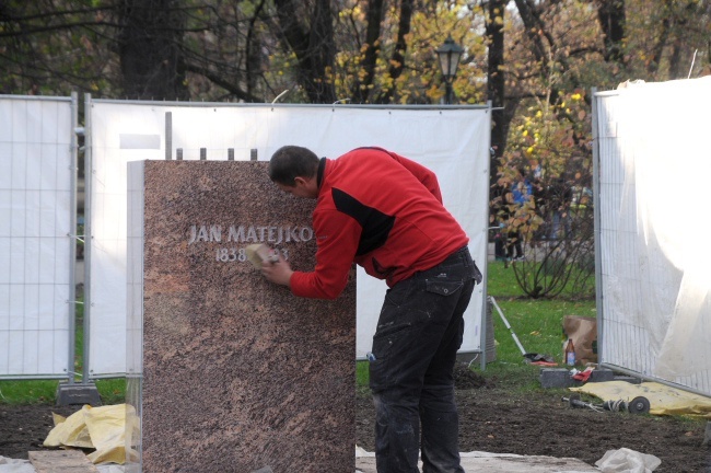 Montaż pomnika J. Matejki