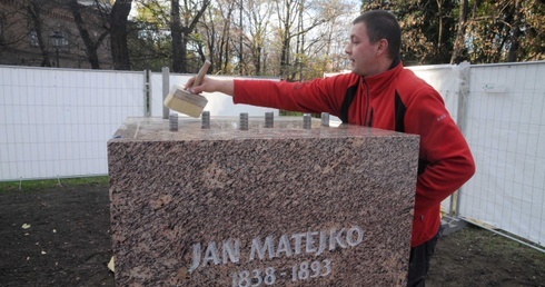 Montaż pomnika J. Matejki