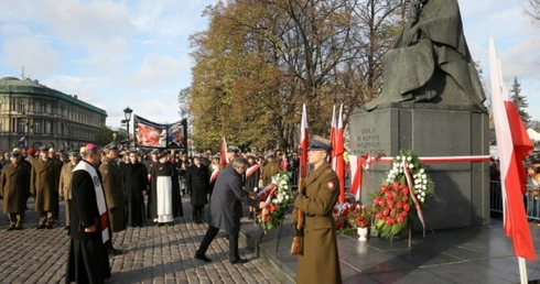 Modlitwa pod pomnikiem