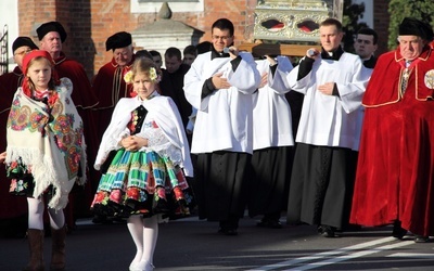 Procesja z relikwiami św. Wiktorii przeszła ulicami Łowicza
