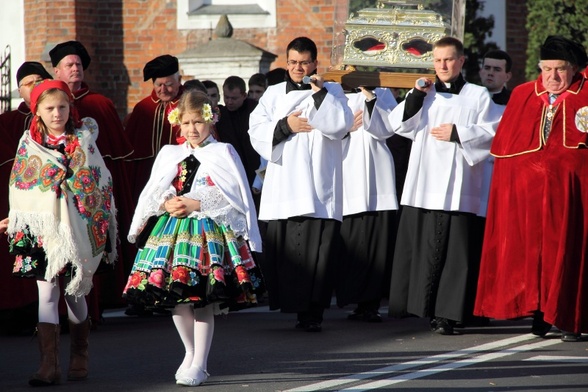 Procesja z relikwiami św. Wiktorii przeszła ulicami Łowicza