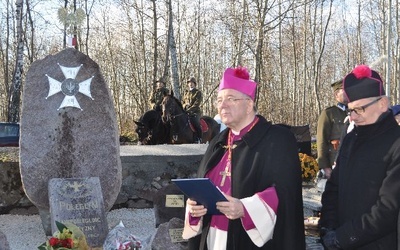 Biskup Roman Marcinkowski i ks. kan. Zbiegniew Kurkiewicz przy nowoodsłoniętym pomniku na cmentarzu w Zielonej