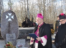 Biskup Roman Marcinkowski i ks. kan. Zbiegniew Kurkiewicz przy nowoodsłoniętym pomniku na cmentarzu w Zielonej