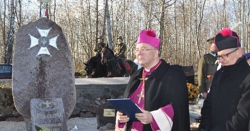 Biskup Roman Marcinkowski i ks. kan. Zbiegniew Kurkiewicz przy nowoodsłoniętym pomniku na cmentarzu w Zielonej