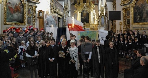 Spektakl przygotowany przez nauczycieli i uczniów z Publicznej Szkoły Podstawowej nr 4 bardzo się spodobał obecnym w pułtuskiej kolegiacie