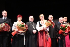 Podczas gali wręczenia nagrody w Teatrze Polskim - w środku laureatka Małgorzata Hołdys z bp. Tadeuszem Rakoczym i starostą Andrzejem Płonką