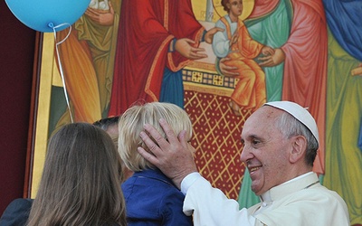 Papież Franciszek  zachęca cały Kościół do refleksji nad sytuacją małżeństw i rodzin  