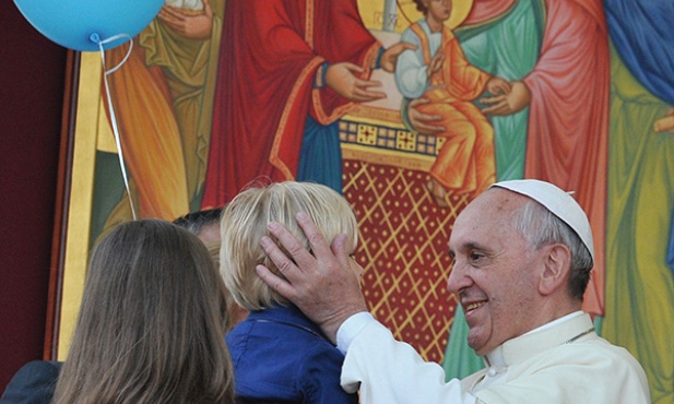 Papież Franciszek  zachęca cały Kościół do refleksji nad sytuacją małżeństw i rodzin  