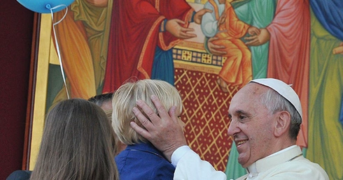 Papież Franciszek  zachęca cały Kościół do refleksji nad sytuacją małżeństw i rodzin  