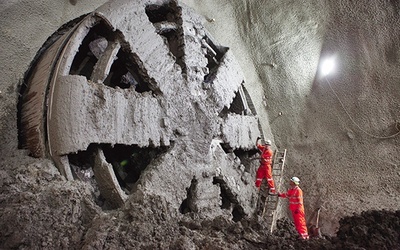  6.11.2013. Londyn. Robotnicy monitorują pracę tysiąctonowej maszyny o nazwie Elizabeth, drążącej tunel na budowie ponad 8-kilometrowego odcinka kolejnej linii metra w stolicy Wielkiej Brytanii.