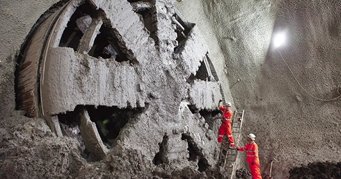  6.11.2013. Londyn. Robotnicy monitorują pracę tysiąctonowej maszyny o nazwie Elizabeth, drążącej tunel na budowie ponad 8-kilometrowego odcinka kolejnej linii metra w stolicy Wielkiej Brytanii.