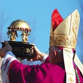  Na zakończenie procesji biskup ordynariusz udziela błogosławieństwa relikwiami na cztery strony świata