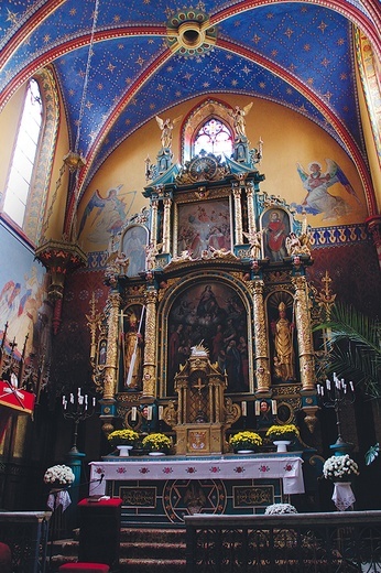 W kościele w Złakowie znajduje się bogato zdobiony ołtarz główny o cechach późnorenesansowych  