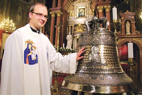 Ks. Adam Zgodzaj, wikary w bazylice piekarskiej, z odlanym na nowo dzwonem