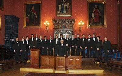  Śpiewacy w auli Collegium Novum UJ. Młodzi chórzyści są świadomi długoletniej tradycji  swojego zespołu