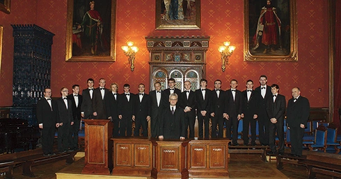 Śpiewacy w auli Collegium Novum UJ. Młodzi chórzyści są świadomi długoletniej tradycji  swojego zespołu