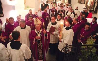 Modlitwie za zmarłych biskupów przewodniczył abp Sławoj Leszek Głódź. W krypcie spoczywają ciała pięciu spośród sześciu gdańskich biskupów. Bp Karl Maria Splett spoczywa w kościele św. Lamberta w Düsseldorfie