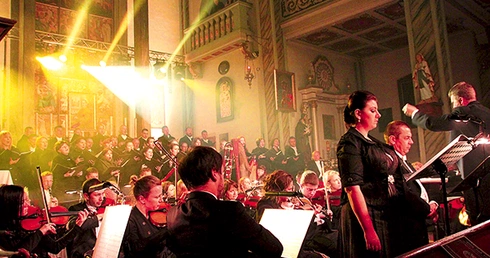 Artyści z filharmonii we Wrocławiu i Jeleniej Górze  oraz zaproszeni soliści wystąpili  pod batutą Alana Urbanka
