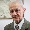  Prof. Janusz Jasiński jest jednym z inicjatorów powołania Społecznego Komitetu Ratowania Dawnych Cmentarzy na Warmii i Mazurach, który zajmuje się ratowaniem zabytkowych nagrobków