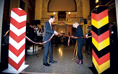 Podczas otwarcia wystawy „Miasto i jego obywatele. Zgorzelec i Görlitz 1945–1989”  w Zgorzelcu  w grudniu 2012 r., wstęgę przecinali Beata Pawłowicz, dolnośląska kurator oświaty, i  Béla Bélafi, dyrektor Saksońskiej Agencji Oświatowej 