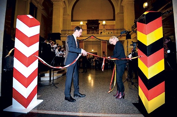 Podczas otwarcia wystawy „Miasto i jego obywatele. Zgorzelec i Görlitz 1945–1989”  w Zgorzelcu  w grudniu 2012 r., wstęgę przecinali Beata Pawłowicz, dolnośląska kurator oświaty, i  Béla Bélafi, dyrektor Saksońskiej Agencji Oświatowej 