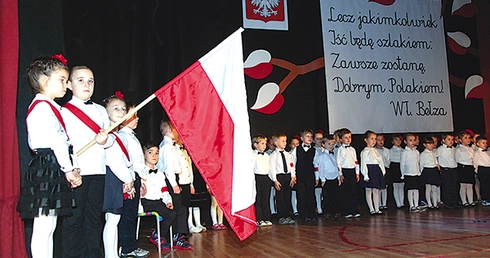 Uczniowie Przedszkola nr 3 podczas okolicznościowych występów
