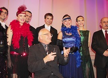 Stanisław Janicki z zespołem „Cracovia Danza” i Jackiem Krywultem, prezydentem Bielska-Białej
