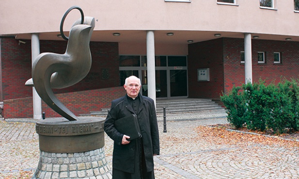   Ks. Waldemar Niemczyk przed Centrum Edukacyjnym im. Jana Pawła II w Gliwicach, gdzie znajduje się Diecezjalne Duszpasterstwo Rodzin