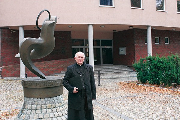   Ks. Waldemar Niemczyk przed Centrum Edukacyjnym im. Jana Pawła II w Gliwicach, gdzie znajduje się Diecezjalne Duszpasterstwo Rodzin