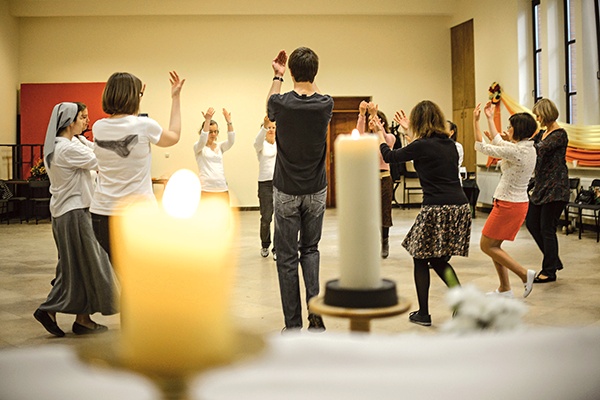 Uczestnicy warsztatów odkrywają, że podczas tańca można modlić się całym sobą