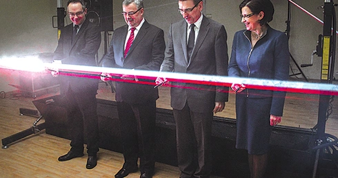  Jak przystało na innowacyjny projekt, władze regionu zamiast tradycyjnej na otwarcie obiektu przecięły laserową wstęgę