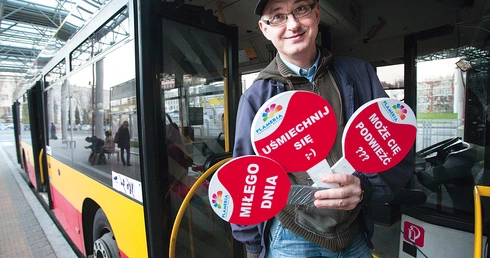 – Uśmiechem można zmienić całe miasto. Więc budzę ludzi, żeby zobaczyli o 6 rano, że życie jest piękne – mówi Robert Chilmończyk
