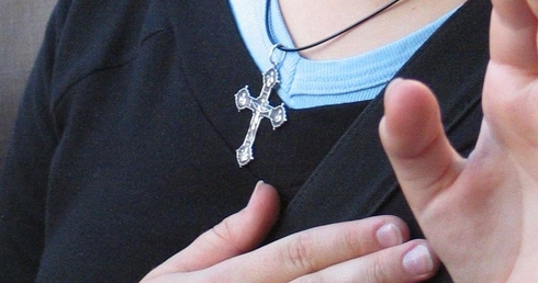 Zwolniona za krzyżyk