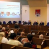W debacie udział wzięli m.in.: Jacek Kozłowski wojewoda mazowiecki i Andrzej Nowakowski prezydent Płocka  