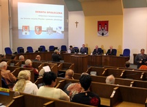 W debacie udział wzięli m.in.: Jacek Kozłowski wojewoda mazowiecki i Andrzej Nowakowski prezydent Płocka  