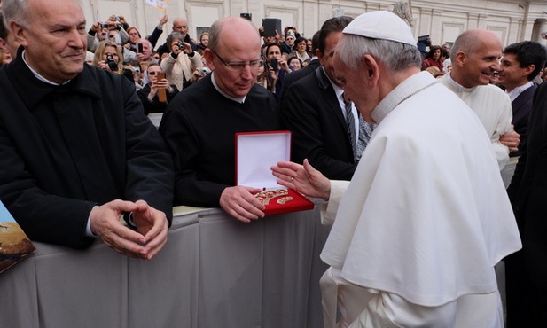 Papież Franciszek pobłogosławił korony