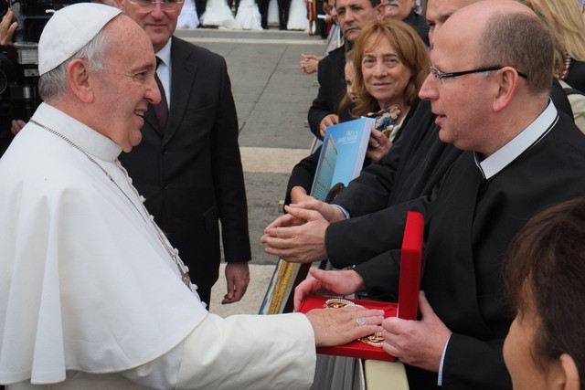 Papież Franciszek pobłogosławił korony