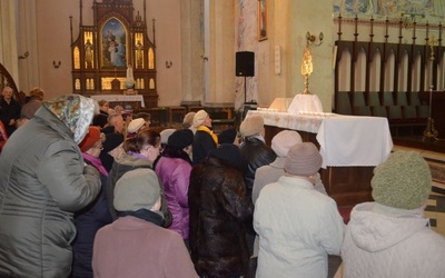Osoby w różnym wieku odpowiedziały na zaproszenie księży do uczestnictwa w adoracji wynagradzającej w Pniewie