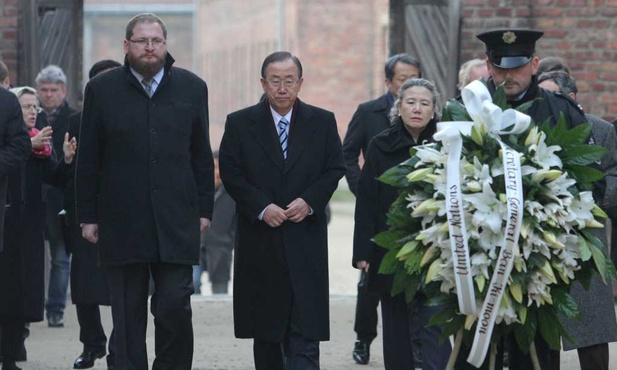 Ban Ki Mun zwiedził były obóz Auschwitz