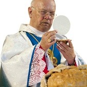  Biskup Józef Zawitkowski, który o Bogu mówi, że jest dobry jak chleb, 23 listopada, kończąc  75 lat, na ręce ojca świętego złożył rezygnację