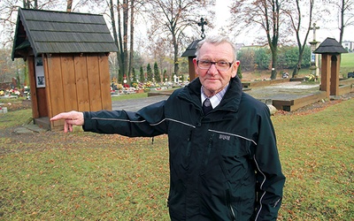   Stanisław Kucharczyk w tym miejscu pożegnał rabowane dzwony przez „wyklackanie”. W tle obrys starego kościółka z Leszczyn