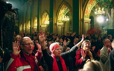 Zakończeniem każdego dnia forum była celebracja, która gromadziła tłumy ludzi