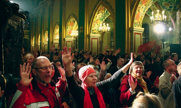 Zakończeniem każdego dnia forum była celebracja, która gromadziła tłumy ludzi
