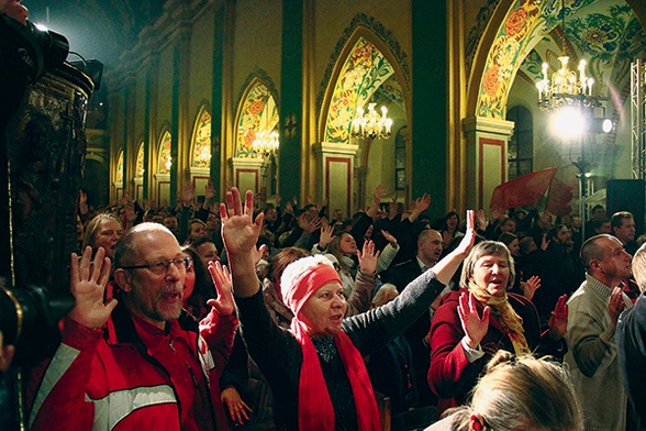 Zakończeniem każdego dnia forum była celebracja, która gromadziła tłumy ludzi