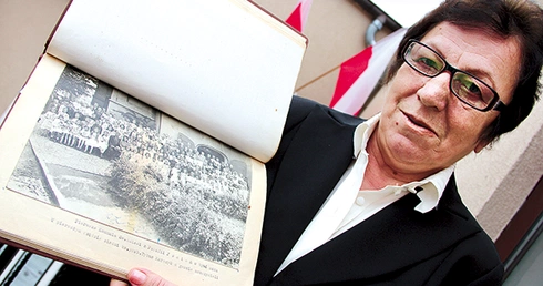  Jadwiga Smolnicka prezentuje historyczne zdjęcie. Pierwsza po wojnie I Komunia św. w Jasieniu w 1946 roku