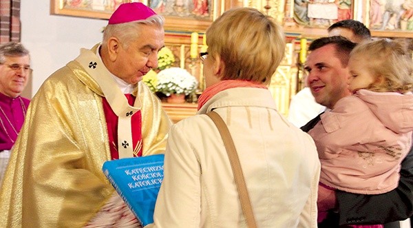 Abp Wojciech Ziemba przekazał rodzinie Przegrockich Katechizm Kościoła Katolickiego. Był to symboliczny akt mówiący o tym, iż to właśnie rodzina jest Kościołem Domowym, w którym rodzi się wiara