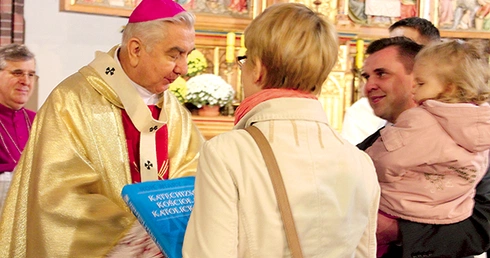 Abp Wojciech Ziemba przekazał rodzinie Przegrockich Katechizm Kościoła Katolickiego. Był to symboliczny akt mówiący o tym, iż to właśnie rodzina jest Kościołem Domowym, w którym rodzi się wiara