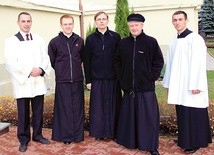  Gospodarze parafii i ich goście. Od lewej al. Michał Ulaski, ks. Krzysztof Bochniak, ks. Paweł Gogacz, ks. Janusz Smerda i al. Wojciech Pawłowski